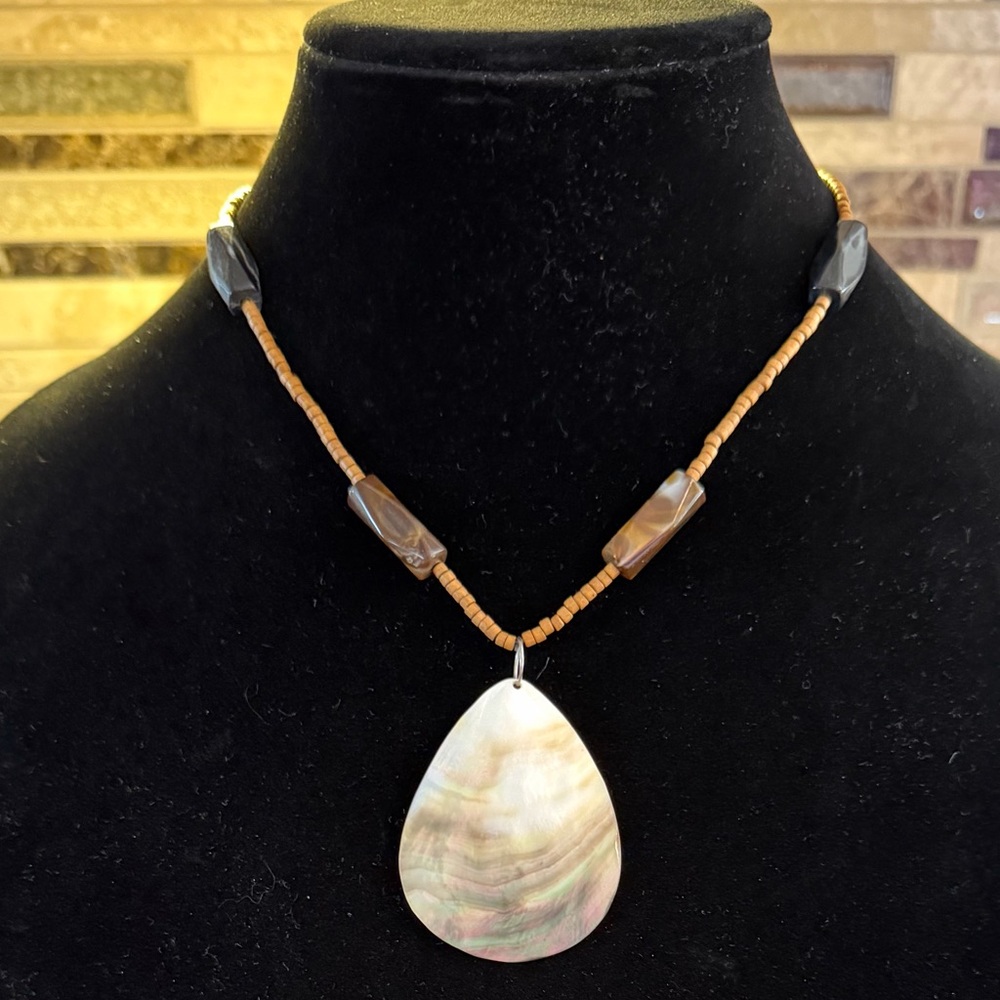 Shell Pendant Necklace